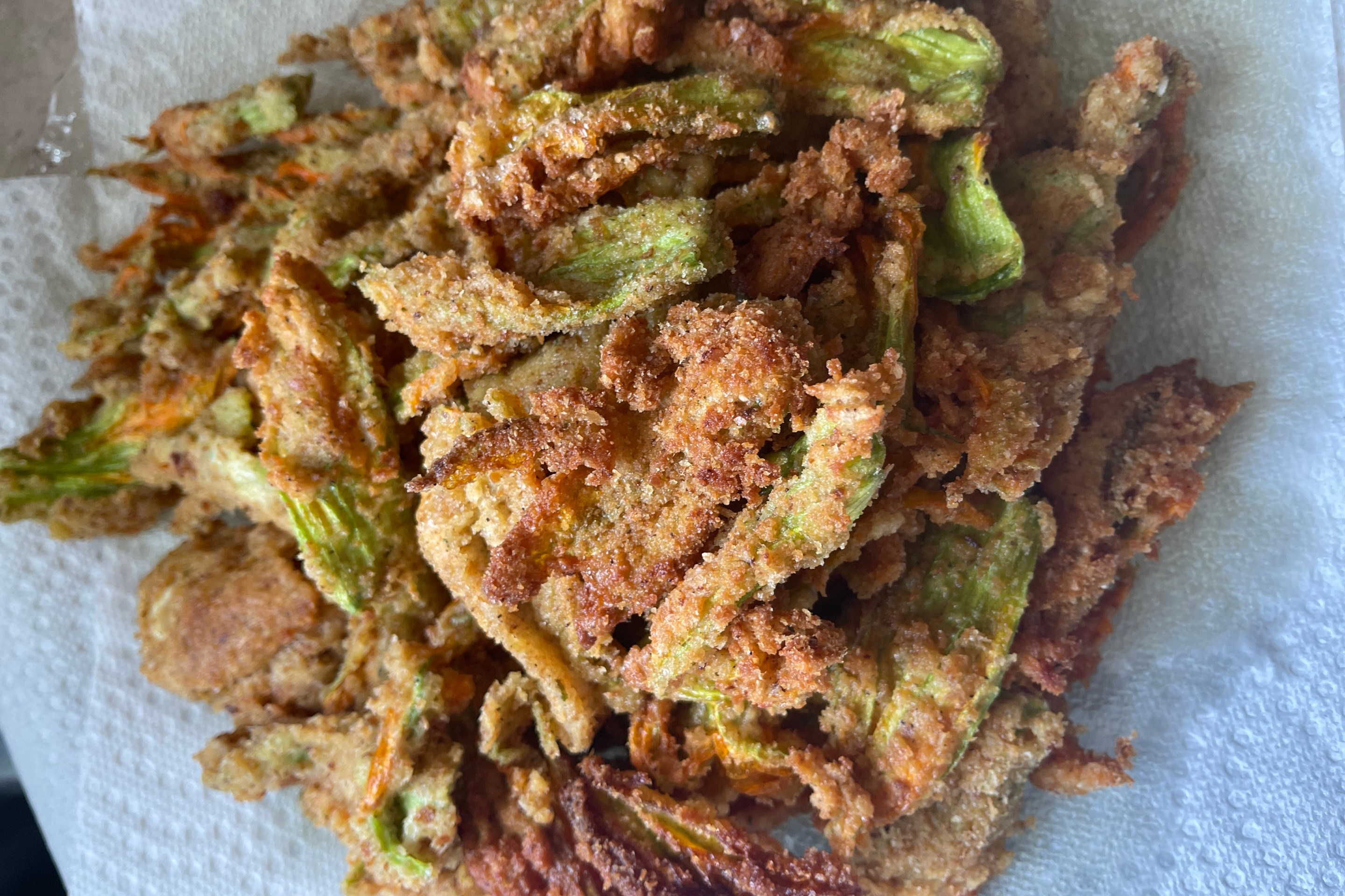 A picture of fried zucchini flowers.