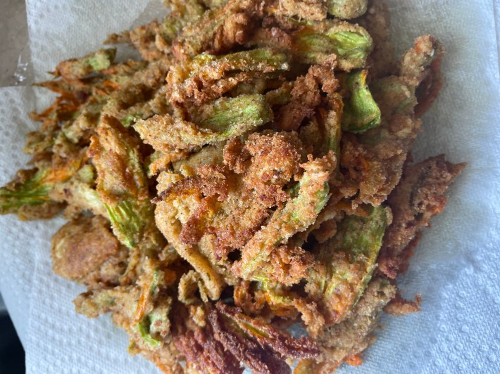 A picture of fried zucchini flowers.