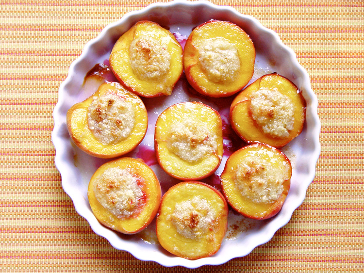 Baked peaches in a pan.