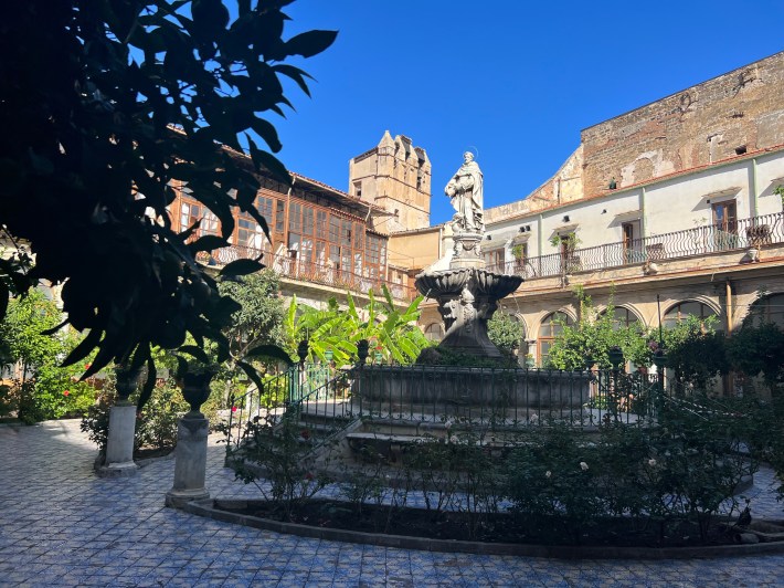 The courtyard at I Segreti Del Chiostro.