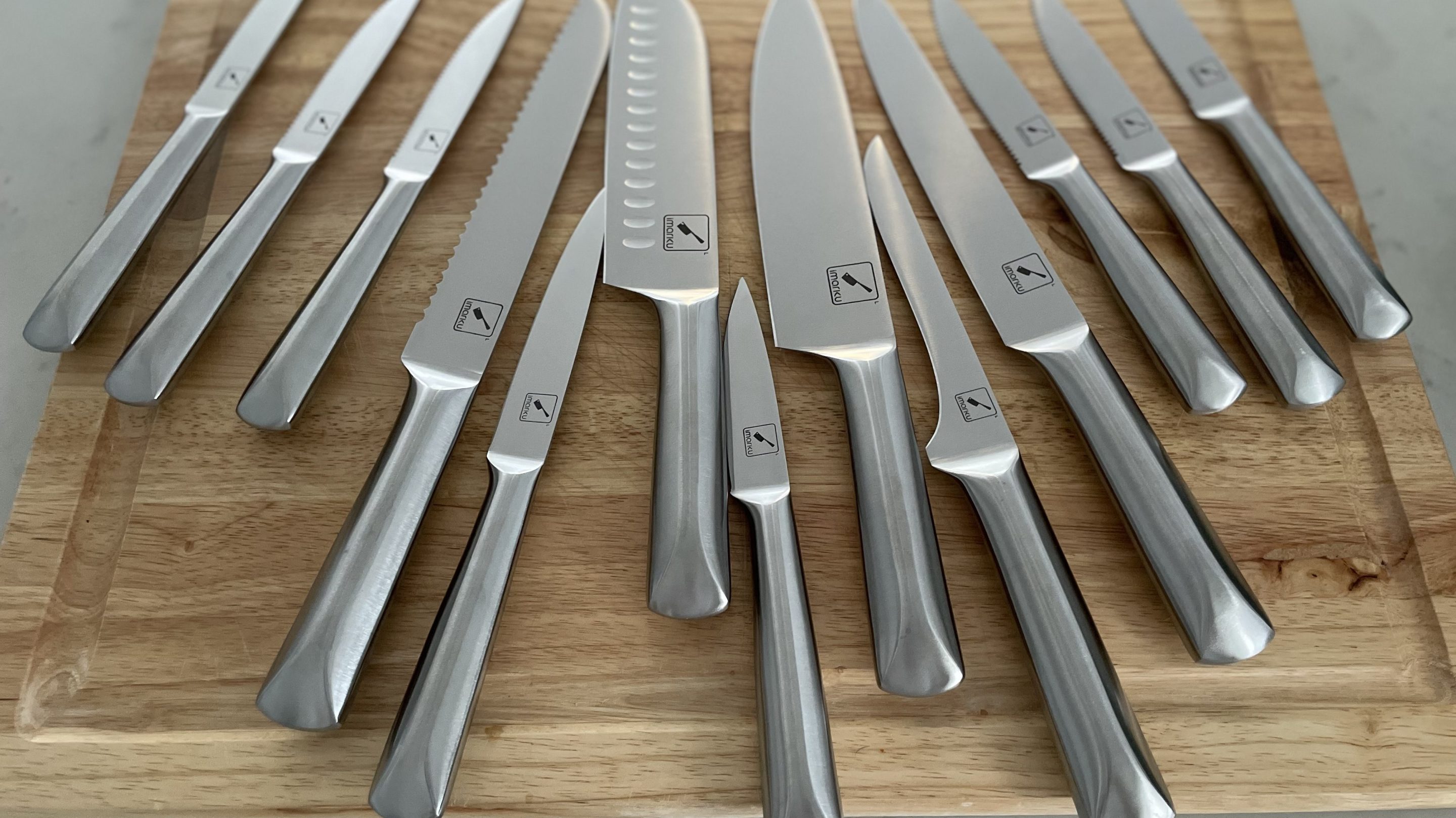 The knives of the Imarku 16-piece knife set.
