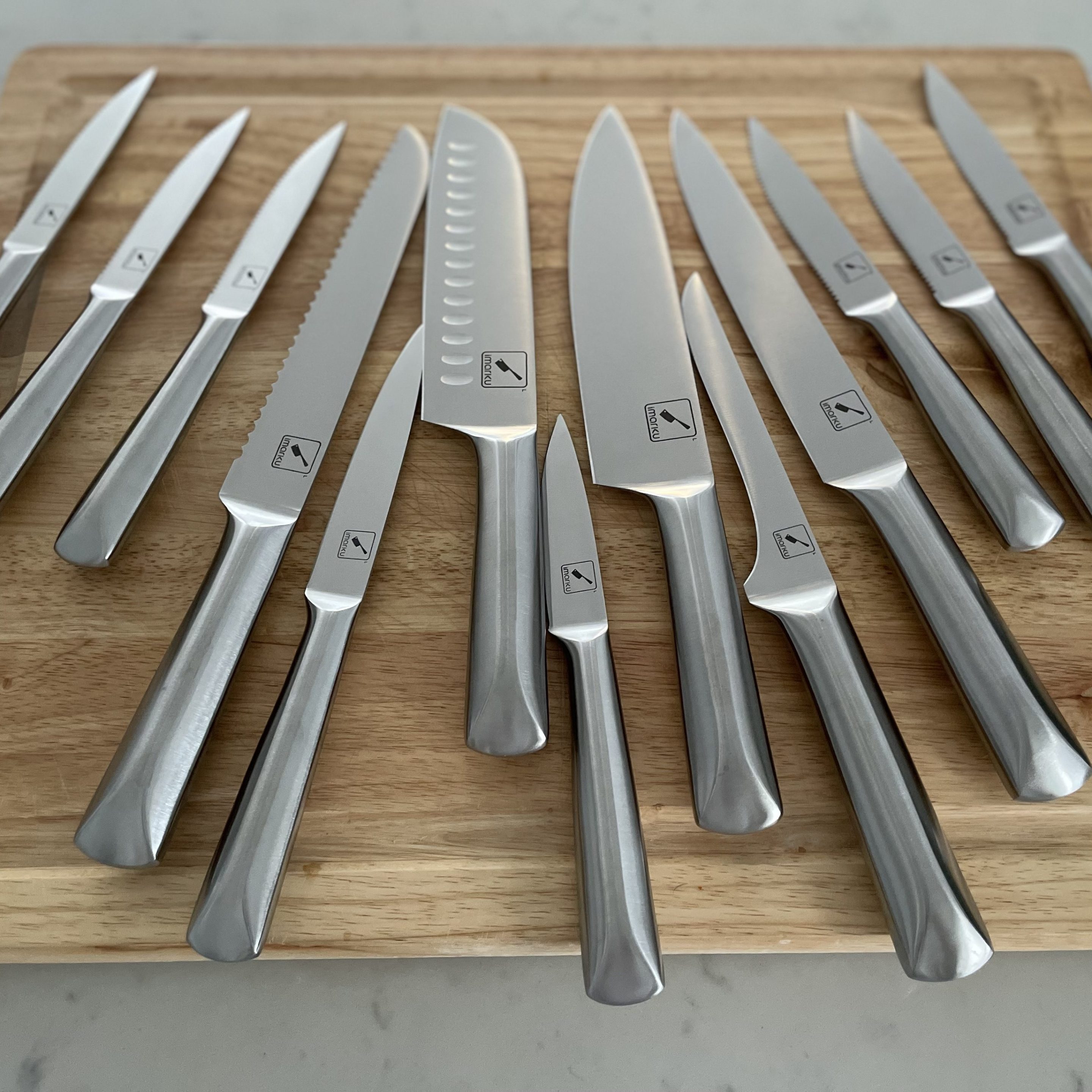 The knives of the Imarku 16-piece knife set.