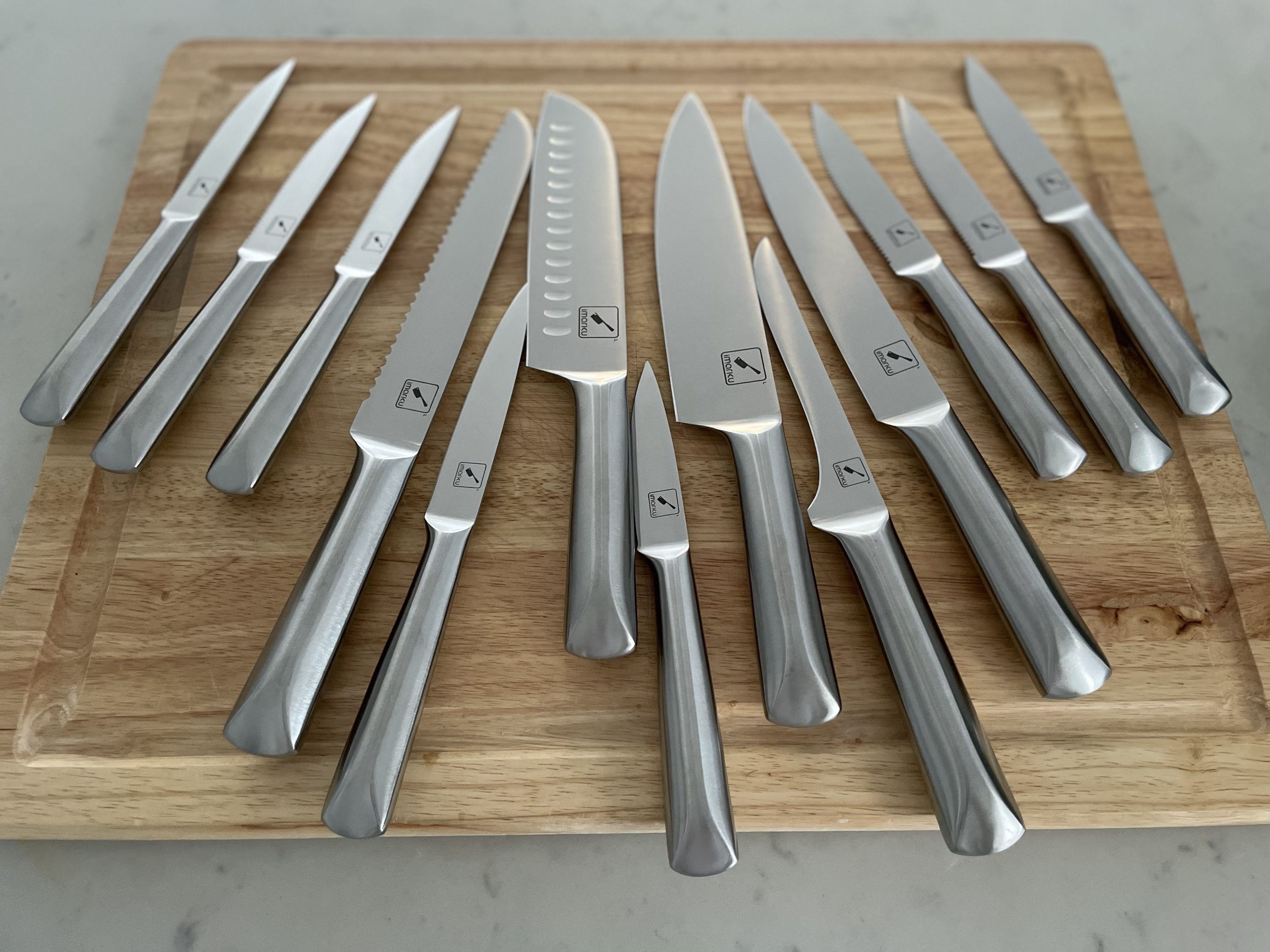 The knives of the Imarku 16-piece knife set.