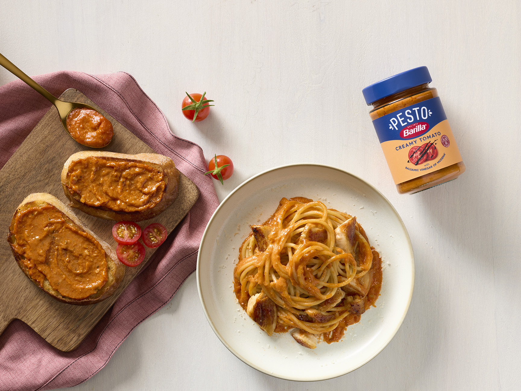 Barilla creamy tomato pesto with spaghetti and bread