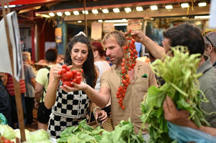 Dara and Santi share a moment in the streets of Palermo while shopping for tomatoes.