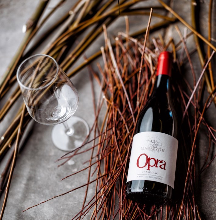 Opra is a Gamey-based wine from Madrevite.