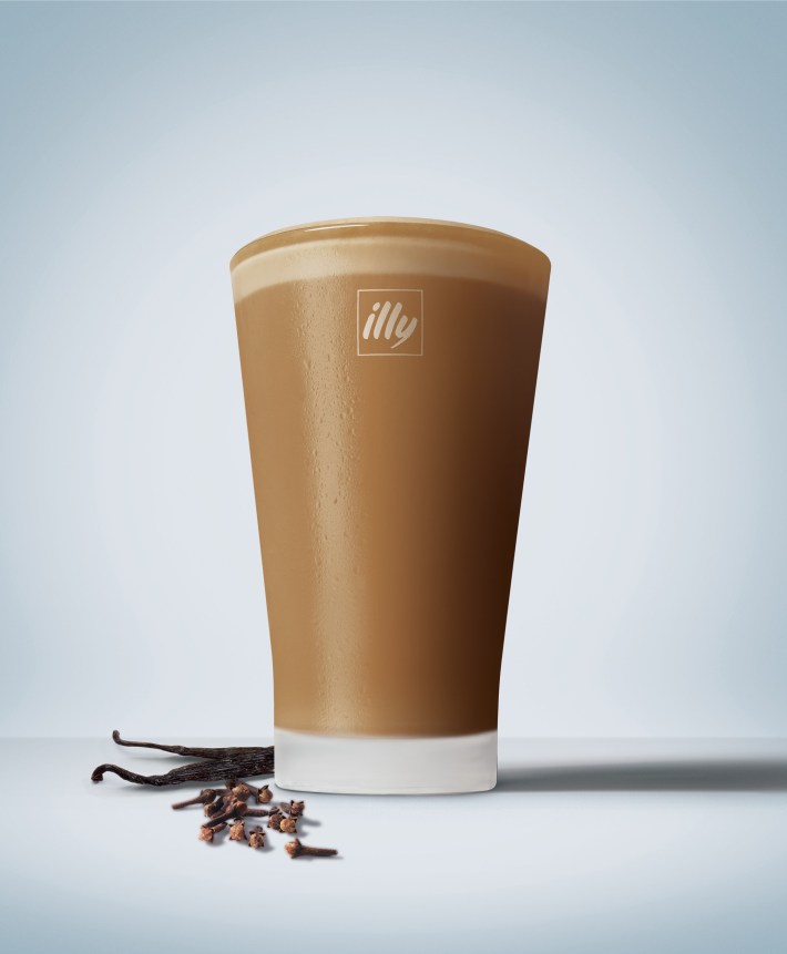 illy’s Vanilla Clove Caffè Latte, a warm seasonal recipe with notes of vanilla and clove. Courtesy of illy.