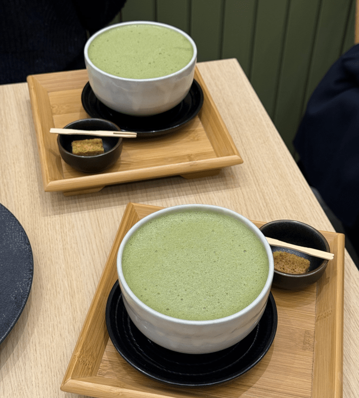 Kagurazake Saryo Lattes served Kagurazake Saryo in Milan on wooden, square plates.