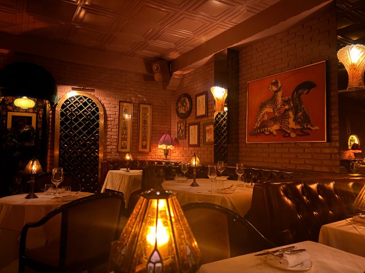 Inside, dim lighting, leather booths, and vintage touches create a setting that feels frozen in time.