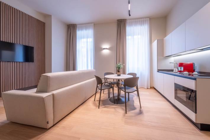 Sleek, open-concept suite ay Oriana Homel