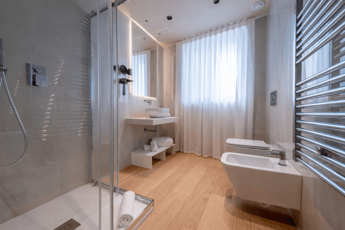 Bright and sophisticated, the suites offer refined bathrooms equipped with sleek fixtures and high-end touches like Dyson hairdryers.