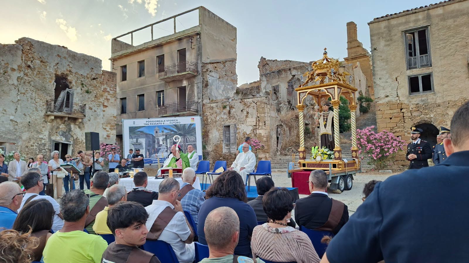 Mass in Piazza Elimo during the iART Festival in Poggioreale Antica with the statue of St. Anthony.