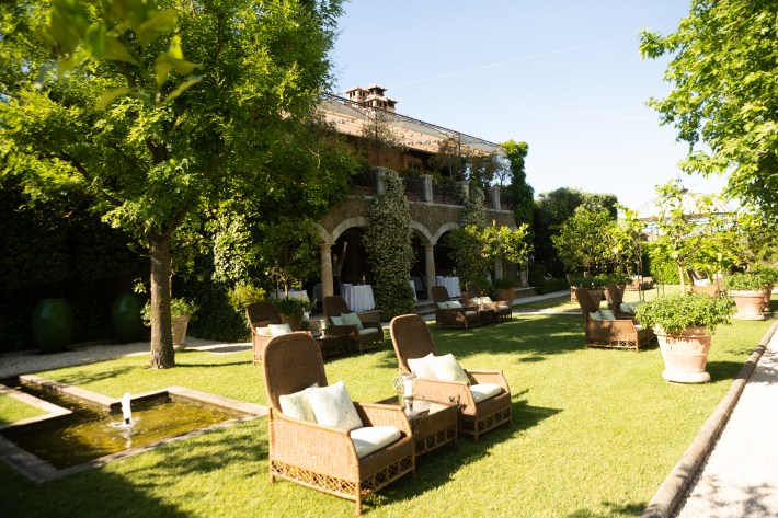 At Saporium Chiusdino, Executive Chef Ariel Hagen leads a collaborative soil-to-plate philosophy shaped by the estate’s gardeners, foragers, cheesemakers, bakers, fermentation specialists and culinary team.