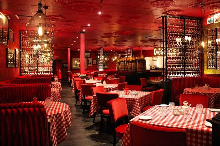 Red dining room with checkered tablecloths at Pino Bianco in Turning Stone Resort Casino