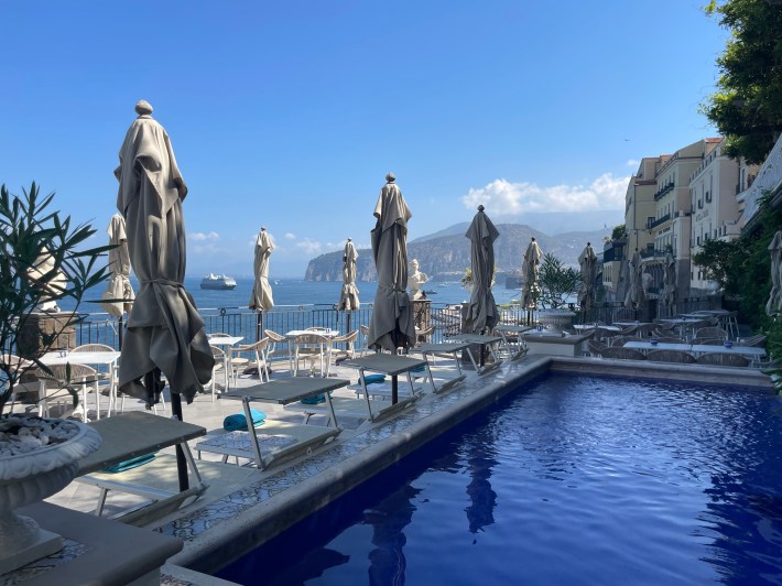 The pool area of Hotel Bellevue Syrene.