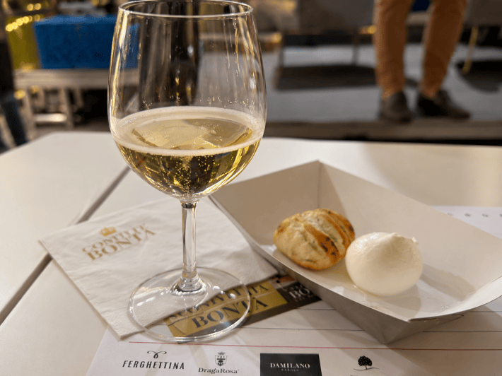 Franciacorta and mozzarella at the Cibo & Dintorni festival.